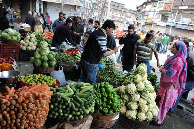 Pickles, Fruits, dates sell like hot cakes in Kashmir